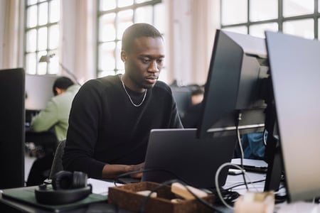 Mann beschäftigt sich mit dem HTML-Tag <span> am Computer