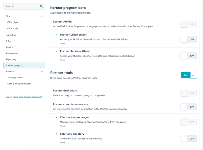 La pestaña de permisos del "Programa de Partners" de HubSpot muestra los interruptores para el acceso al Partner Admin, al objeto Cliente, al objeto Servicios y a las herramientas de Partner.